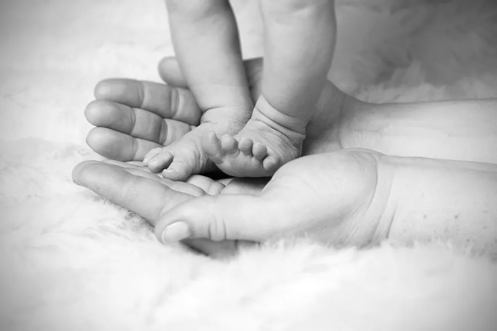 Baby steht auf Händen der Mutter - Foto von Heike Mintel