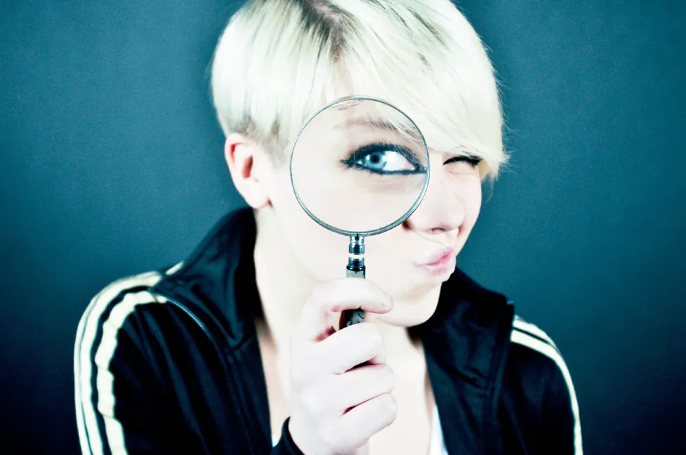 Frau schaut durch Lupe - Photo von Emiliano Vittoriosi