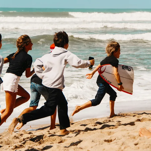 Kinder rennen am Strand - Foto von Leonor Oom
